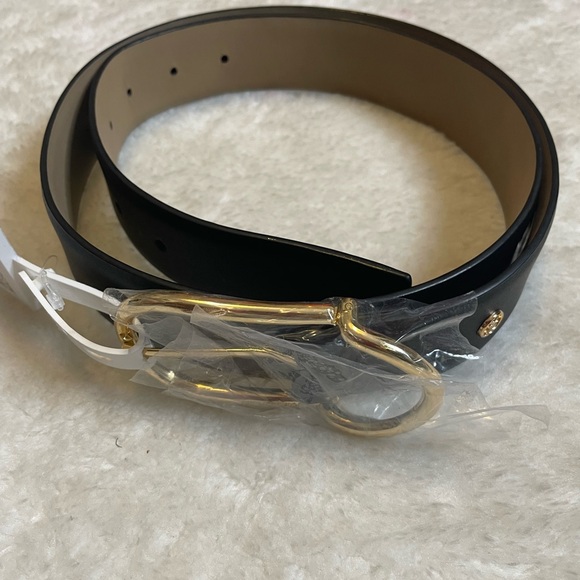 Michael Kors Elegant Black Leather Belt with Gold Buckle - Picture 4 of 5